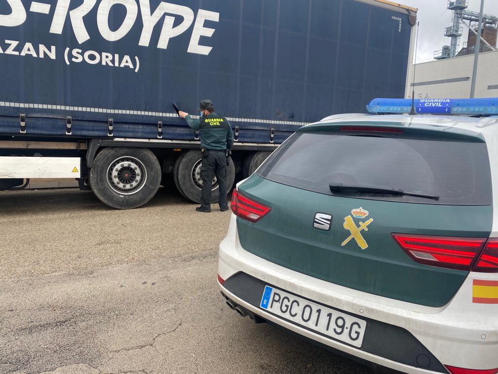 GCSoria062's tweet photo. #GuardiaCivilSor, detiene a 7 personas e investiga a otras dos en el marco de la Op.
TRONERA, como presuntas autoras de 13 delitos de #robo de mercancías en el interior de camiones. Todas vecinas de #Madrid.
#SoriaColaboraGC https://t.co/xRIcsqRp8X
