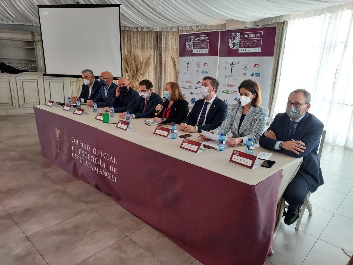 vinodelamancha's tweet photo. Acompañando al Colegio de Enólogos de Castilla-La Mancha @EnologosCLM en su congreso anual,  que se celebra en Chinchilla #Albacete.  Sin su trabajo hubiera sido imposible el gran salto de calidad de los #VinosdeLaMancha https://t.co/tACmoz8Jnq