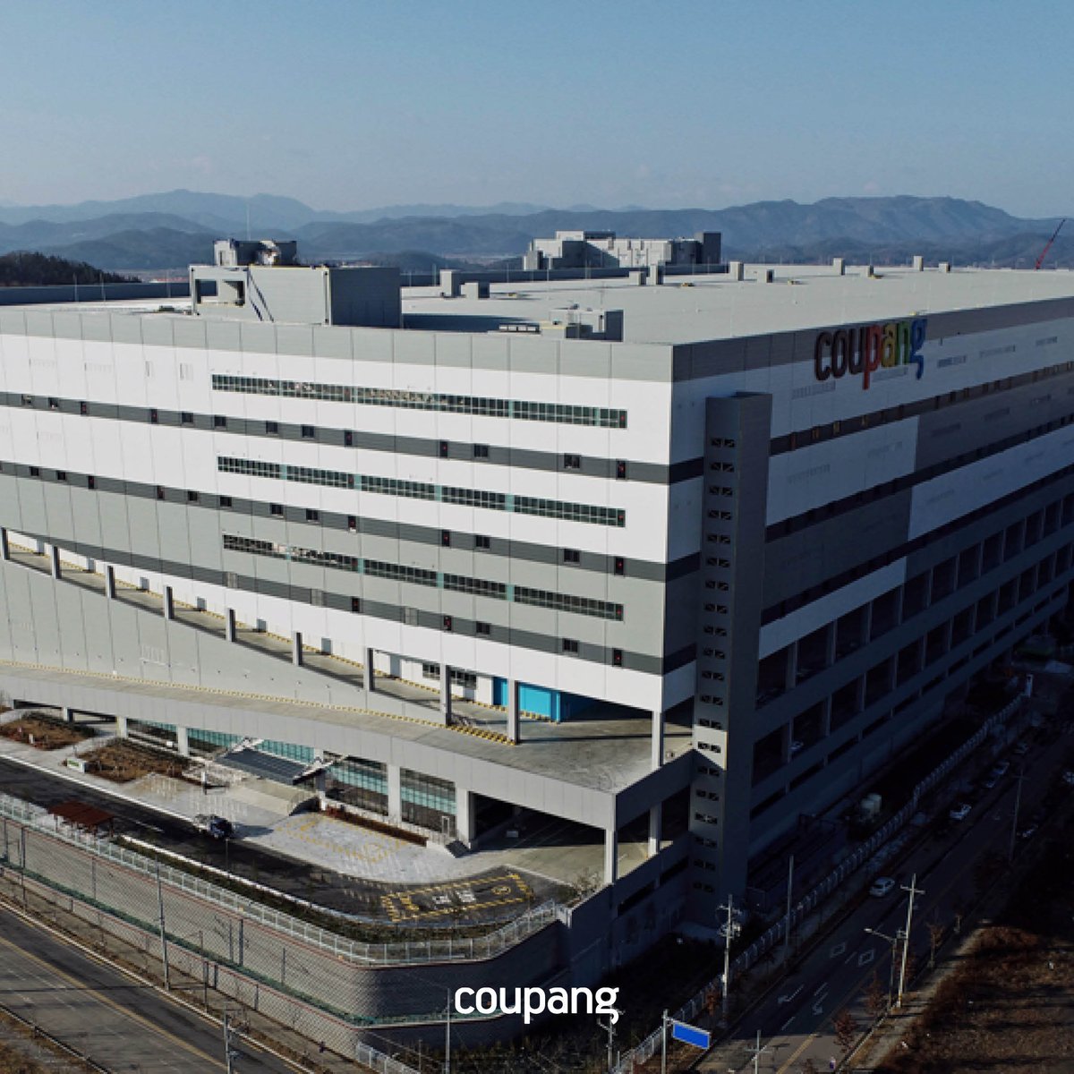 CoupangInc's tweet photo. Meet the newly constructed Daegu fulfillment center—spanning 46 football fields, it is the largest logistics center in Korea. The center will be equipped with the latest logistics technologies and innovations, and is expected to create over 2,500 new jobs in the Daegu region! https://t.co/9KyGCEEF0v