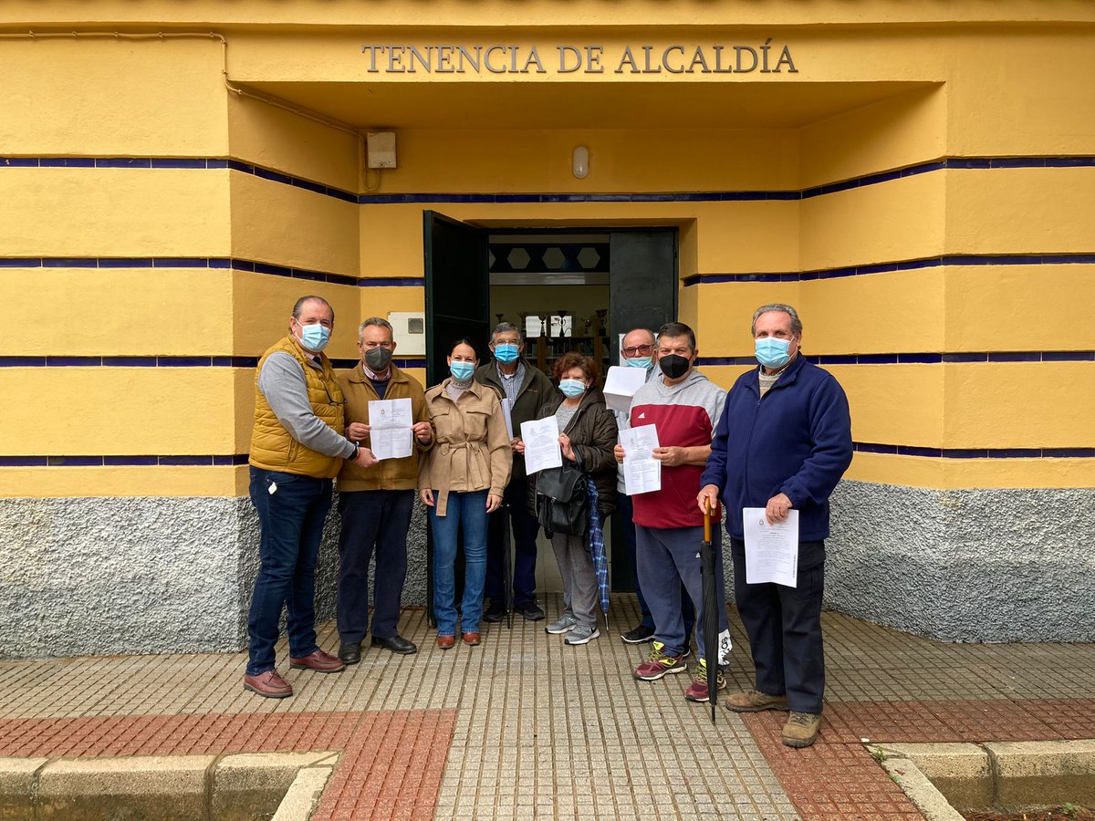 aytoloradelrio's tweet photo. ➡️ La Tenencia de Alcaldía de El Priorato (Casa Amarilla) ha acogido en la mañana de hoy jueves la adjudicación de los huertos sociales de la pedanía priorateña, contando con la presencia de los concejales @MarisolDiazfun2 (Priorato) y @FedericoCuevas0 (Agricultura). https://t.co/g4nPQnsspB