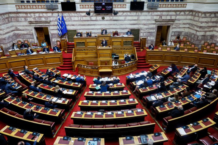 GRZeitung's tweet photo. Eine von der Regierung angekündigte Kürzung der Immobiliensteuer #ENFIA passierte nur mit knapper Mehrheit das Parlament. Insgesamt werden die Bürger 360 Millionen Euro weniger als vor einem Jahr entrichten müssen.
https://t.co/0pHELDdTmP https://t.co/74aemv6zLm