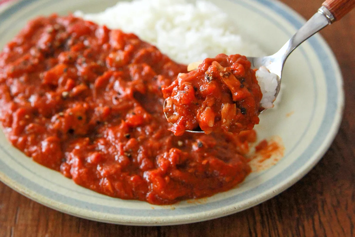 電子レンジで作ったとは思えないようなカレーに仕上がる？！簡単でとっても美味しそうなカレーレシピ！