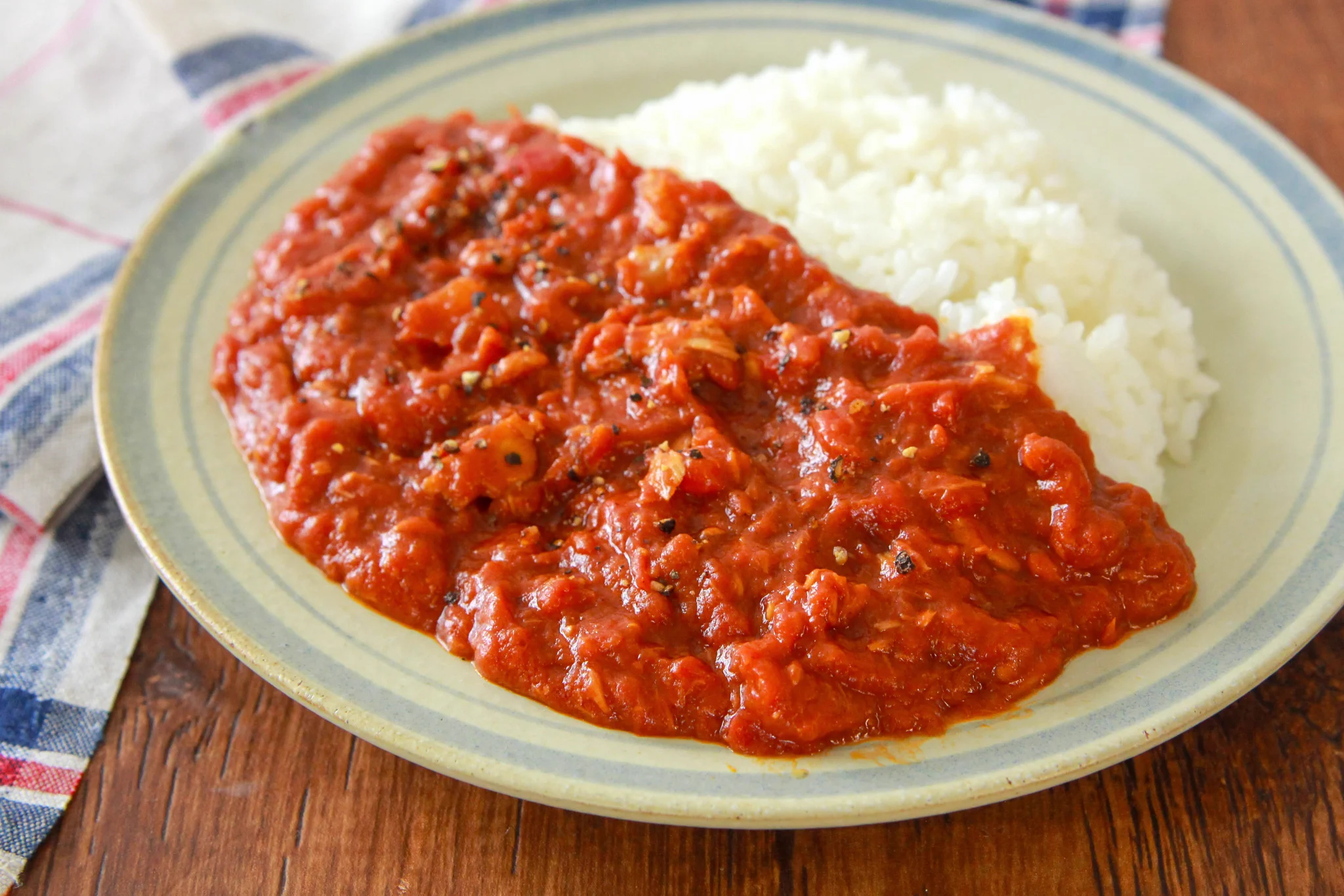 電子レンジで作ったとは思えないようなカレーに仕上がる？！簡単でとっても美味しそうなカレーレシピ！