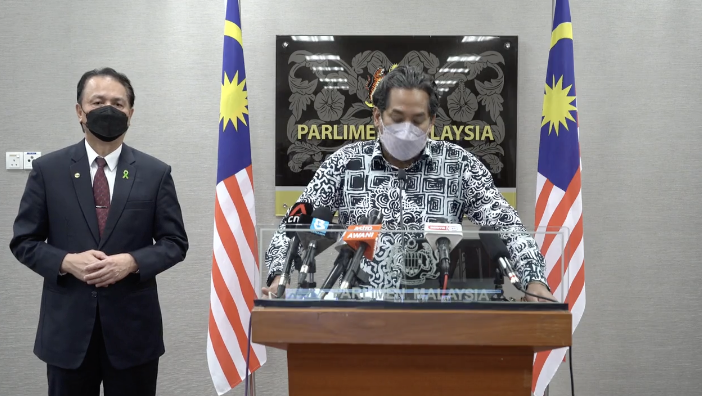 mysumber's tweet photo. MAKLUMAN: SOP Pengecualian Pelitup Muka

1. Penghuni di kediaman sendiri, bilik hotel, penginapan, tempat kemudahan awam yang tidak melibatkan interaksi dengan individu lain
2. Ruang kerja bersendirian
3. Aktiviti rekreasi &amp; riadah
4. Kenderaan Persendirian-tak termasuk e-hailing https://t.co/3TjECvRyyv