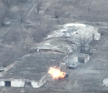 World_Update_'s tweet photo. #Ukraine: The Ukrainian forces shelled the positions of the Russian army near #Vyshhorod, #Kyiv Oblast. As claimed, one D-30 122mm howitzer and 2 BMP IFV were destroyed. Two D-30 and 120mm mortar were also damaged. https://t.co/zC8Bv5s3oN