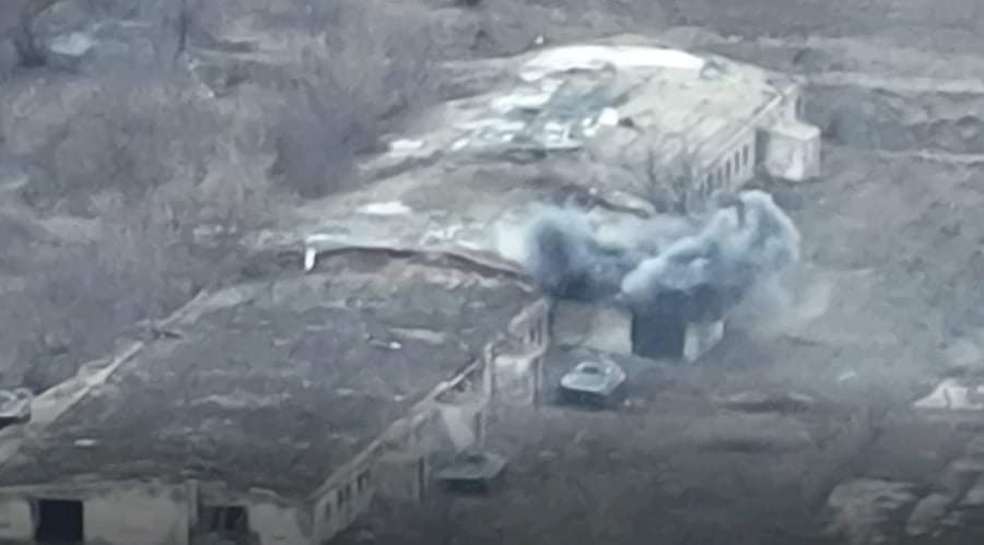 World_Update_'s tweet photo. #Ukraine: The Ukrainian forces shelled the positions of the Russian army near #Vyshhorod, #Kyiv Oblast. As claimed, one D-30 122mm howitzer and 2 BMP IFV were destroyed. Two D-30 and 120mm mortar were also damaged. https://t.co/zC8Bv5s3oN