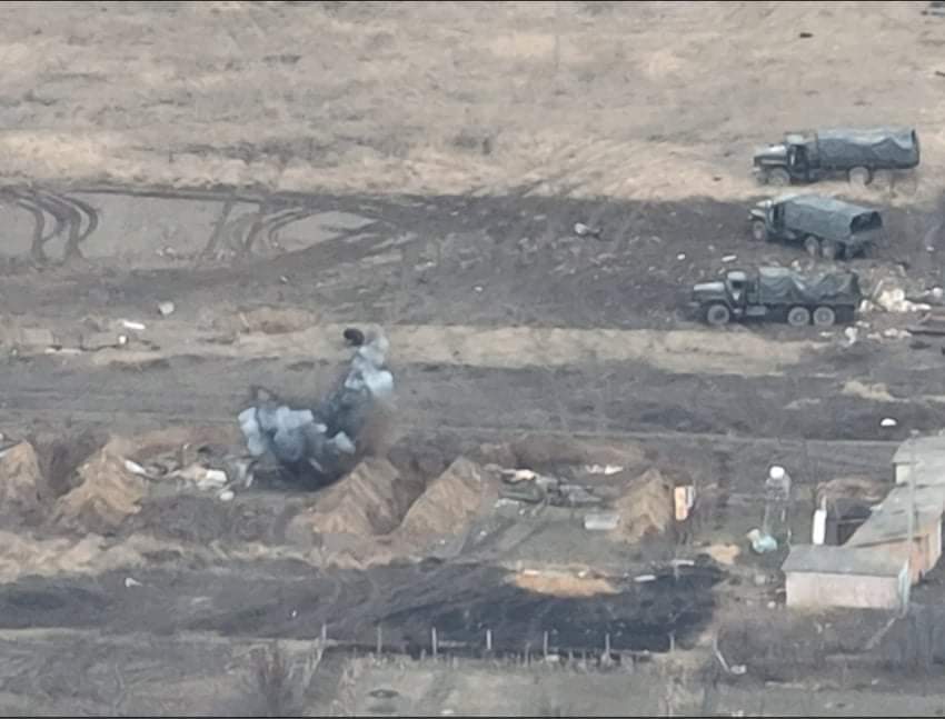 World_Update_'s tweet photo. #Ukraine: The Ukrainian forces shelled the positions of the Russian army near #Vyshhorod, #Kyiv Oblast. As claimed, one D-30 122mm howitzer and 2 BMP IFV were destroyed. Two D-30 and 120mm mortar were also damaged. https://t.co/zC8Bv5s3oN