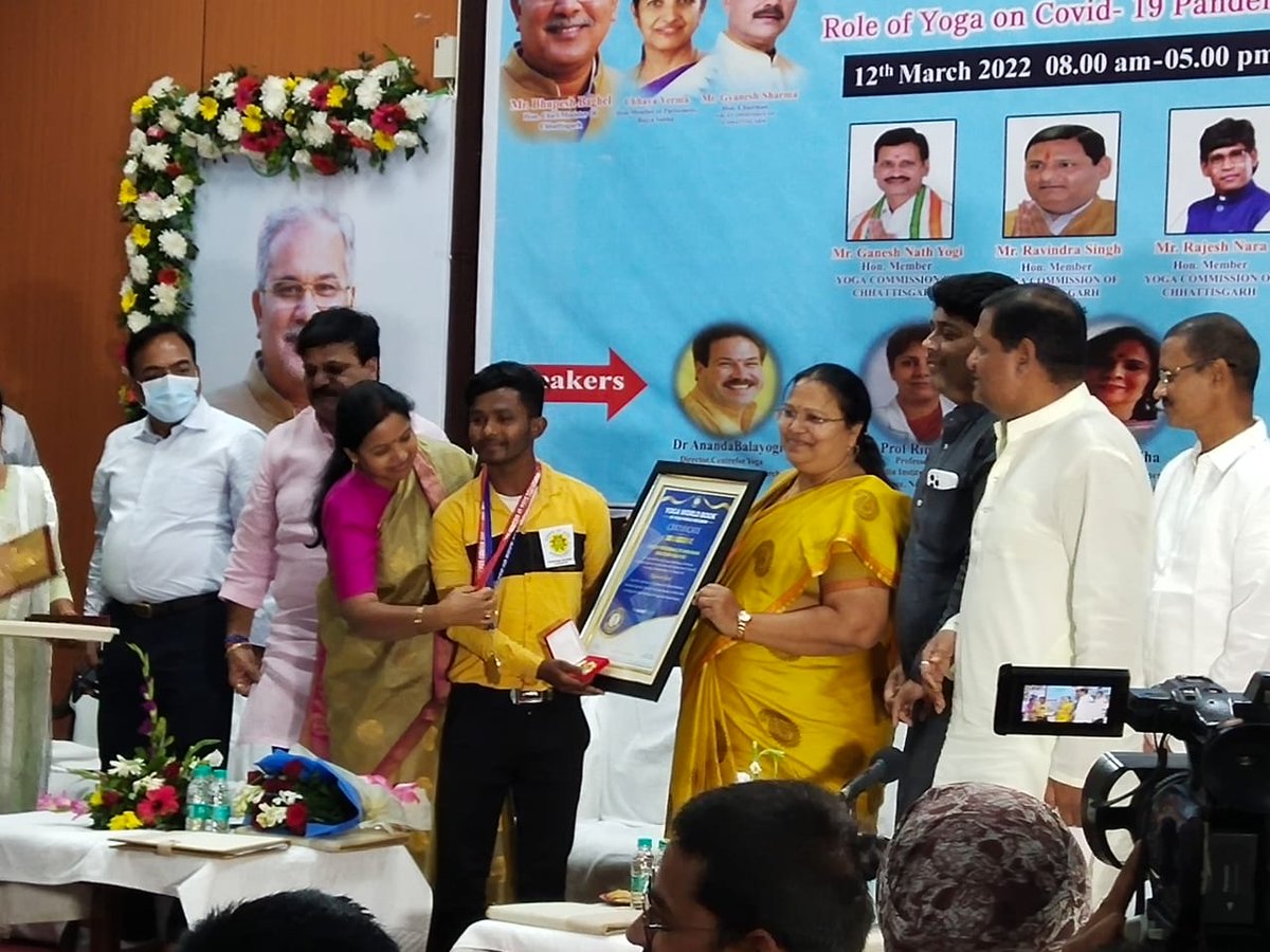 yoganews24.com/archives/8700  chhattisgarh ke युवा ने बनाया योग में वर्ल्ड रिकॉर्ड