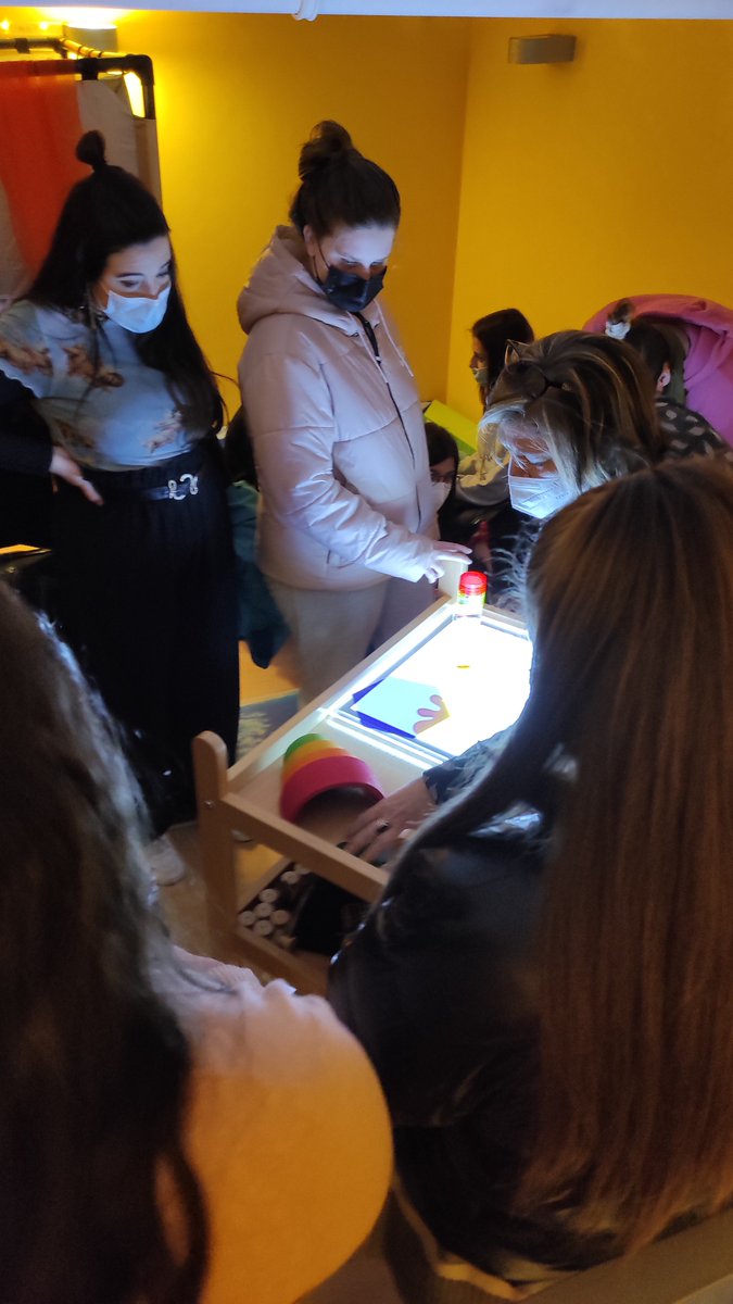 gregorioferva's tweet photo. Aprovechamos la visita con el grupo de #1ªEducaciónInfantil a Hermex para conocer múltiples equipamientos educativos, materiales didácticos, juegos para trabajar en el aula...Las orientaciones de Olga nos permiten consolidar nuestros aprendizajes. ¡Gracias! @HermexIberica #EDINGF https://t.co/9melI4WmBH
