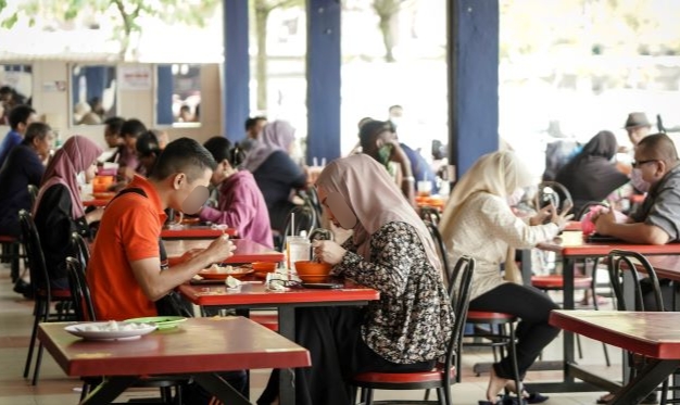 mysumber's tweet photo. MAKLUMAN: SOP Pengecualian Pelitup Muka

1. Penghuni di kediaman sendiri, bilik hotel, penginapan, tempat kemudahan awam yang tidak melibatkan interaksi dengan individu lain
2. Ruang kerja bersendirian
3. Aktiviti rekreasi &amp; riadah
4. Kenderaan Persendirian-tak termasuk e-hailing https://t.co/3TjECvRyyv