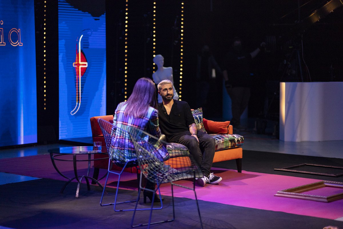 aragontv's tweet photo. 100 canciones, 20 años de carrera, y varios libros de poesía marcan, dice, el ecuador exacto de su carrera.
Rayden visita esta noche el platp de #ColofoniaATV.
Será un poquito más tarde de lo habitual 🕙 22:05h en @aragontv https://t.co/5KnAsxe8nL