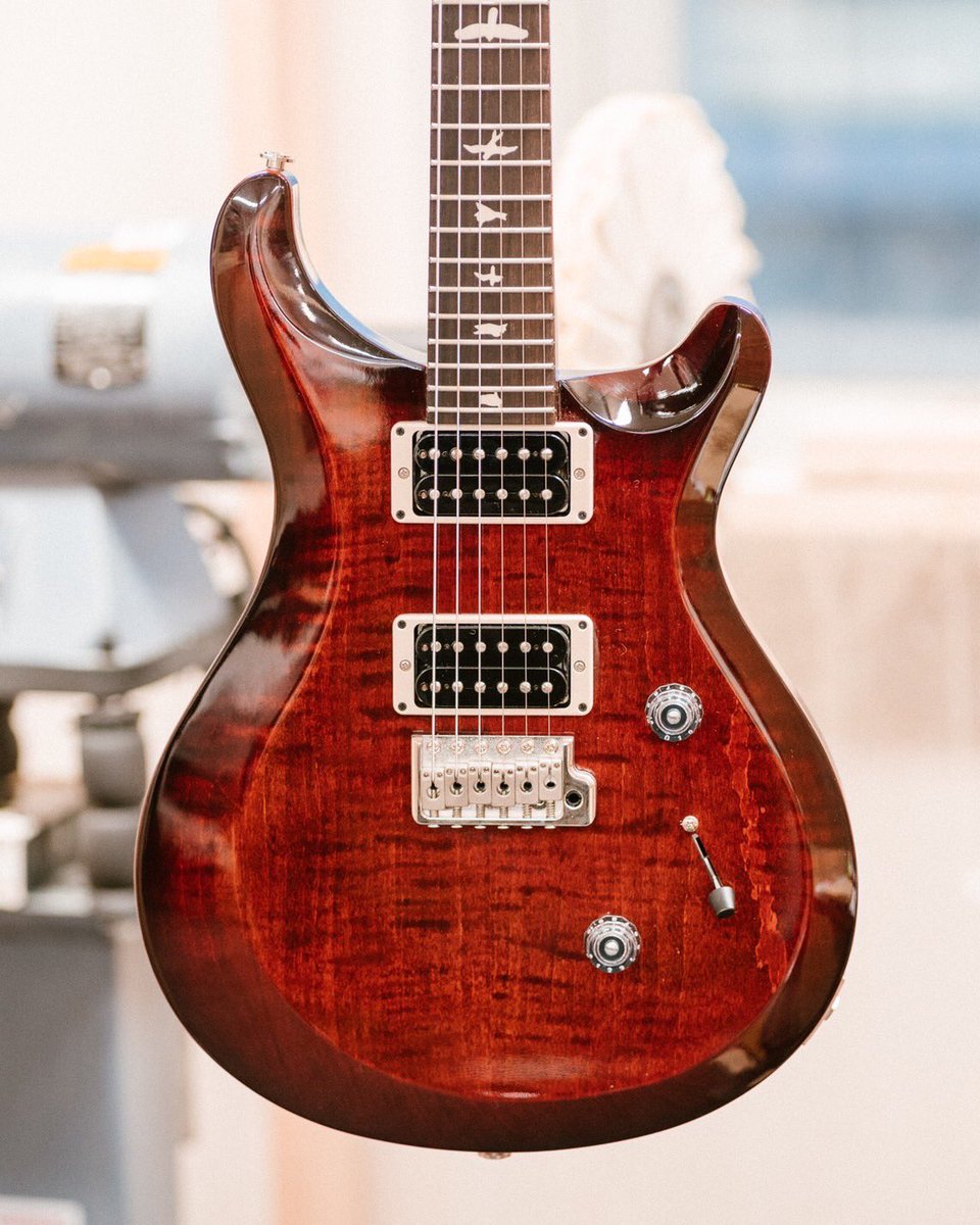 PRSGuitarsJapan's tweet photo. S2 Custom 24 Fire Red Burst 🔥🔥
【S2シリーズとは?】
アメリカ メリーランド州で生産されるPRS製品を、より幅広い層のプレイヤーに届けるために設計・開発され、優れたコストパフォーマンスを誇るモデルです👍
#PRS #PRSJapan #PRSS2 #S2Custom #PRSGuitars https://t.co/GRuOzL40XJ