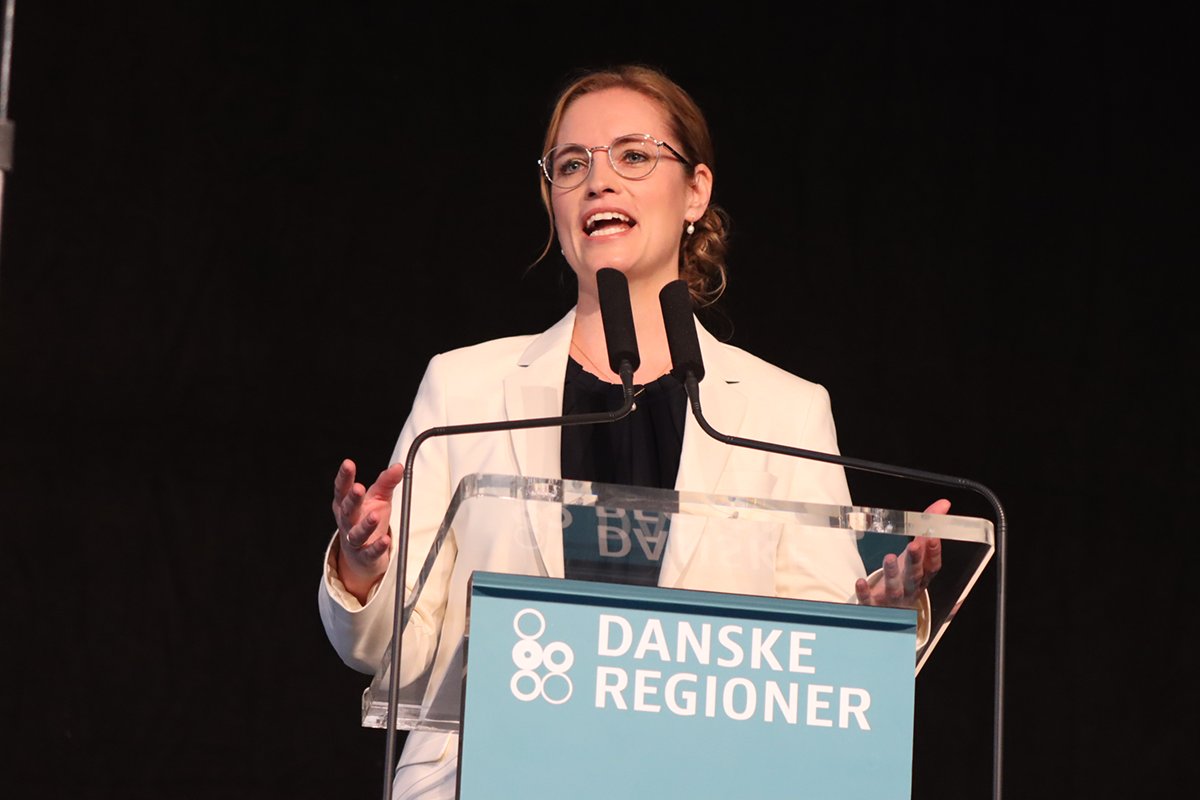 regionerne's tweet photo. Klapsalve i salen til alle i sundhedsvæsenet, der har løftet under COVID-19. @stephanie_lose siger: Vi gør alt for, at ventelister til behandlinger og operationer bliver kortere. Det sker via dialog med medarbejderne – for at sikre løsninger til patienterne #regioner22 https://t.co/GZ2tO0TQV4