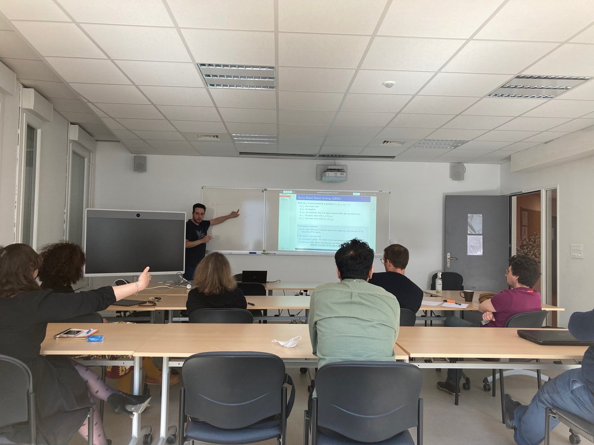 Séminaire du <a href="/Lcoms_UL/">LCOMS_UL</a> : Merci à #Giorgio #Lucarelli pour le beau exposé autour de l’ordonnancement et les algorithmes d’approximation 👍 
Très intéressant 🧐