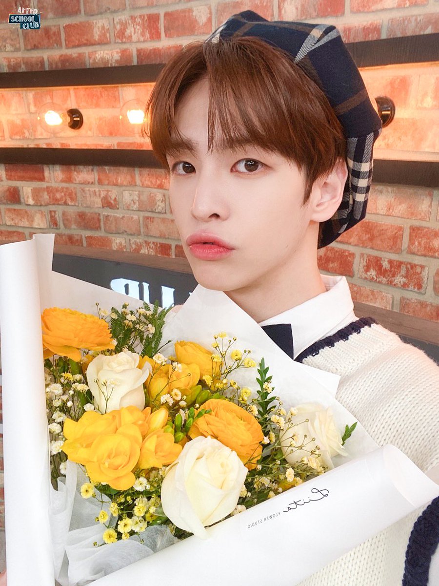 lenipics's tweet photo. welcome mc allen 💐 #앨런 #ALLEN https://t.co/UoWrPNgEjI