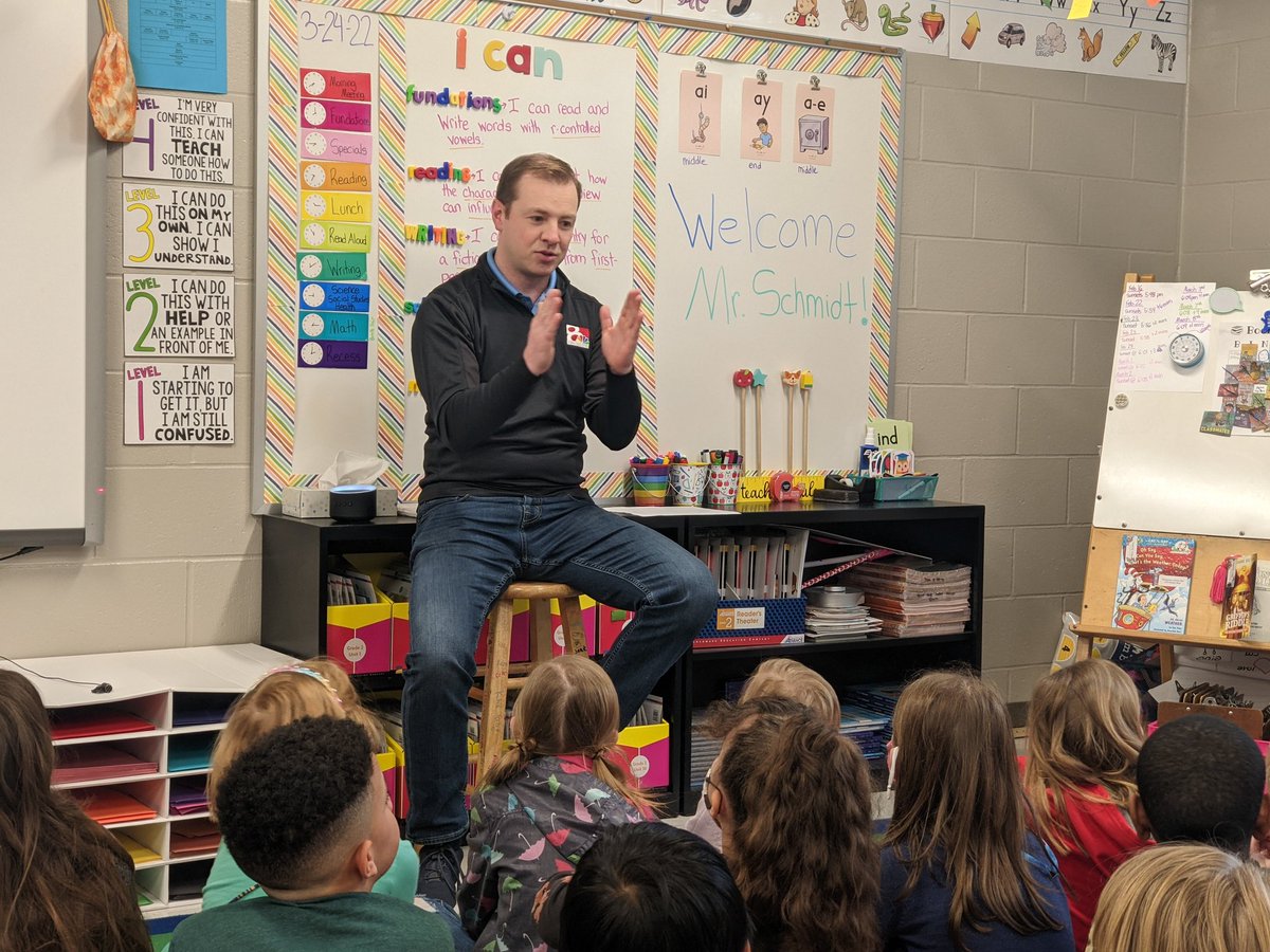 KolLSEArts's tweet photo. Tim Schmidt, our KOMU meteorologist!!!! 2nd grade watches the weather every morning, and we're so thankful to have him here! @LaceyLSEArts @LSEArts #cpsbest @CPSScience @komuTim https://t.co/0PY71K44JU