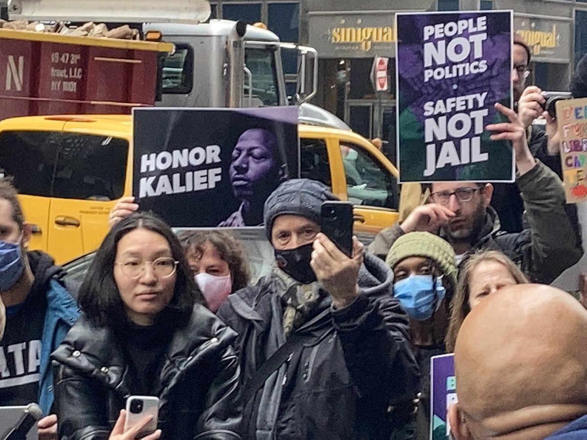 makeNYTrueBlue's tweet image. Big crowd chants “no more Cuomo 2.0” in the rain at gov’s office protesting @GovKathyHochul’s proposed rollback of hard-won criminal justice reforms. Budget is a moral document! We are better than this! @riseandresistny @nychange @Jawanza @es_indivisible