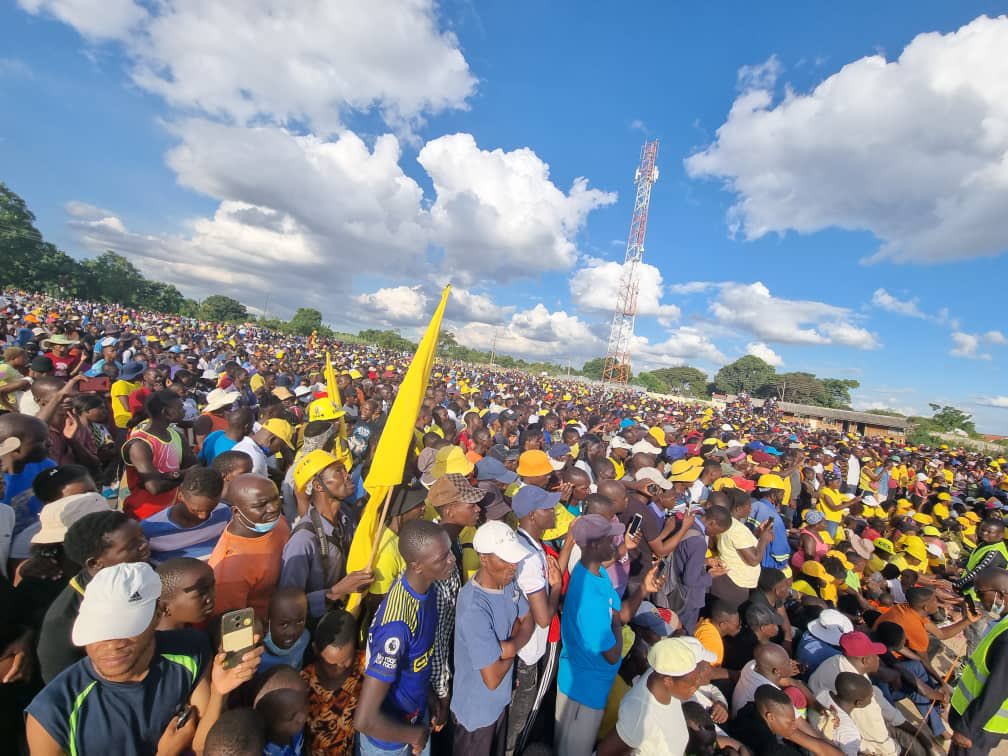 advocatemahere's tweet photo. We have repeatedly said that the people know who their leaders are. 

No buses.
No bicycles.
No fake title deeds.
No bread.
No regalia. 
No bussed school kids.

Only 2 hours to prepare!

NOTHING can stop an idea whose time has come! #YellowNation🇿🇼 https://t.co/dG3RnG4qxB