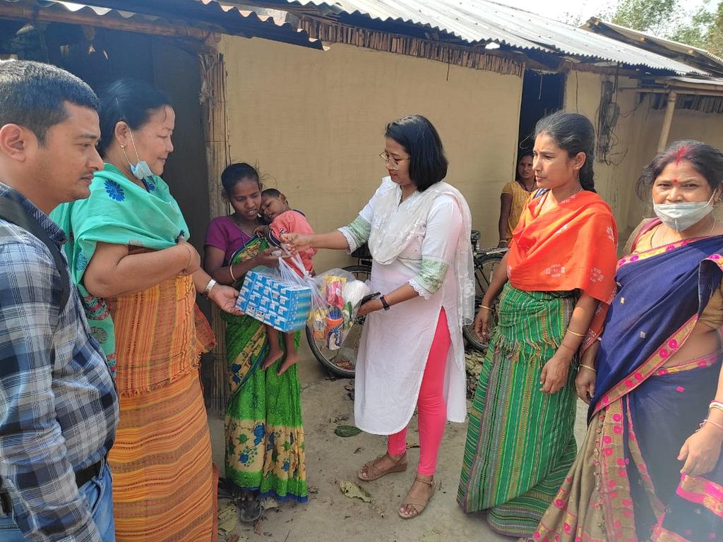 dcudalguri's tweet photo. Dr. P. Uday Praveen, IAS, DC, Udalguri and Smti Supriya Bowlery, ACS, Asstt.Commissioner have visited homes of SAM children of Mazbat Tea Garden area under Mazbat ICDS Project. They distributed nutritious food to the kids and interacted with the parents.
#dcudalguri https://t.co/MDSXPgfYqF