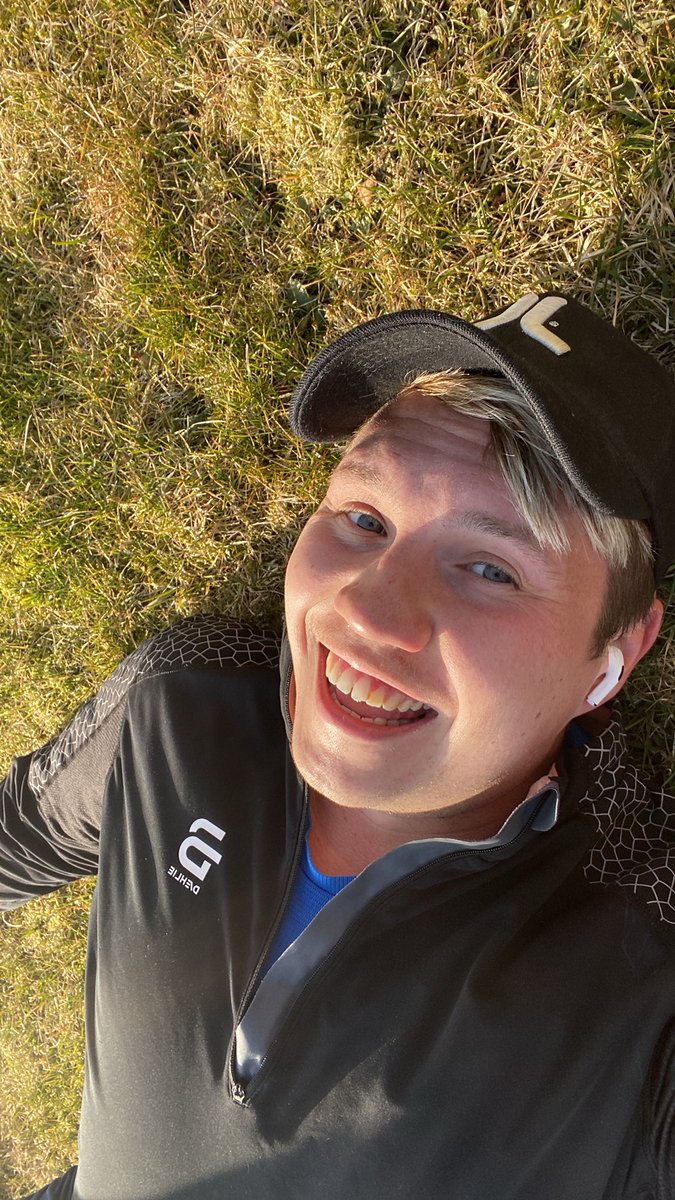 ChristofferKar2's tweet photo. Vem sa att de är roligt att springa men jäkligt skönt när de är färdigt 😂 #träning #running #selfie https://t.co/sOKsVjYNCB