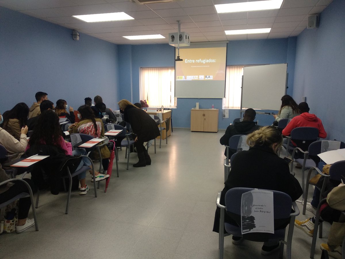 Magnifico taller sobre enseñanza a refugiados. El alumnado universitario encantado e implicado, reflexionando sobre los distintos perfiles de alfabetización. Muy participativos. <a href="/coideso/">COIDESO</a> <a href="/ReALL_es/">ReALL</a> #Multilits