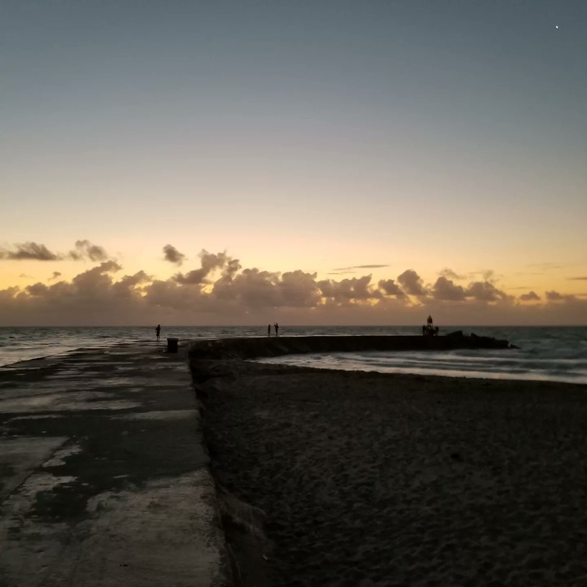 AXISREACH's tweet photo. #Miami #sunrise https://t.co/pdf5AJubvk