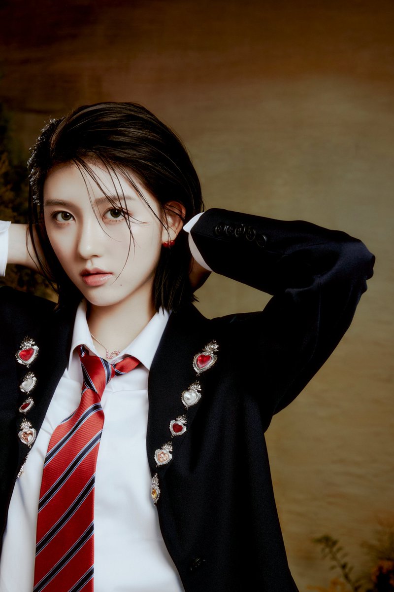 LEE1SEO's tweet photo. 👑 hello to our autumn eonnie who rocks the short hair, Gaeul eonnie! https://t.co/vdRzoBmImW
