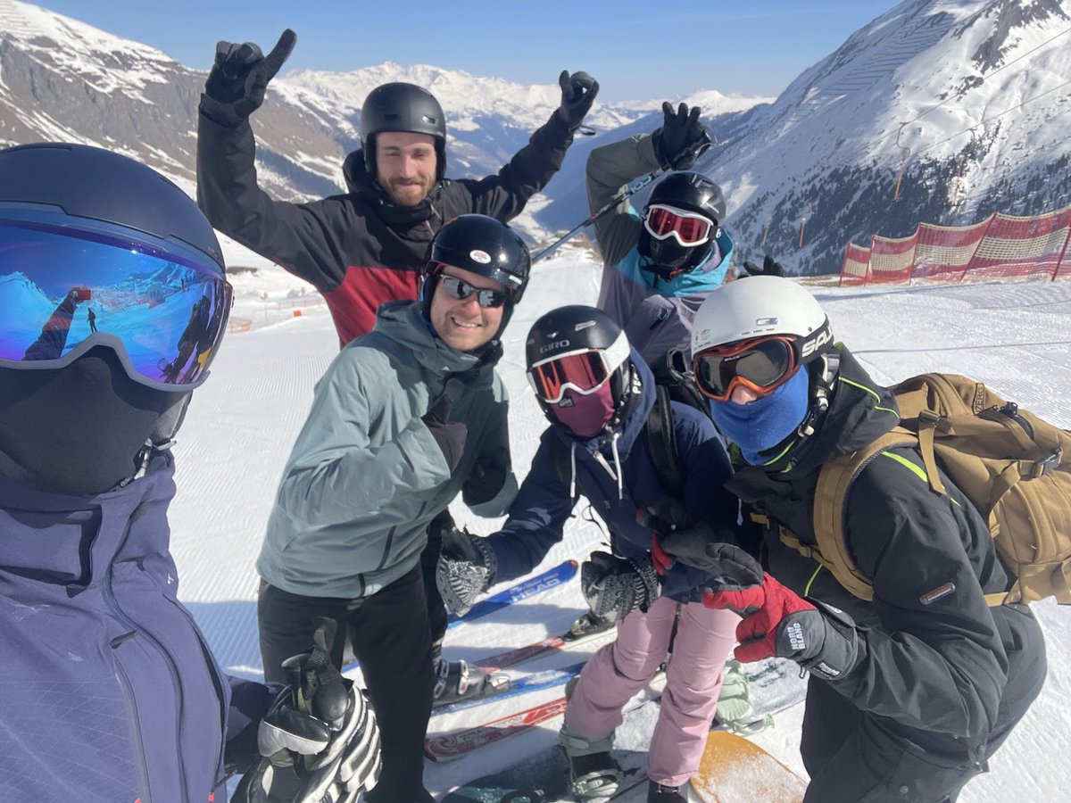 🏔️Z hor už jsme zpátky v kanceláři (někdo se ještě zotavuje doma😅). Nechyběly deskovky, pivo ani tanec, prostě klasika! A dokonce jsme se naučili na snowboardu🏂  
#cookielabbers