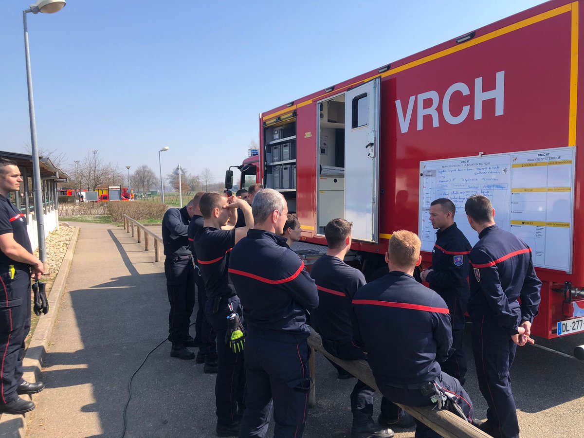 sdis67's tweet photo. [FORMATION] Dans le cadre de la formation risque chimique #RCH2, 12 #Pompiers67 ont participé à des mises en situation professionnelle hier à Molsheim et aujourd'hui à Hoerdt au sein de l'entreprise Alsace Lait. https://t.co/1wHr3fif0b