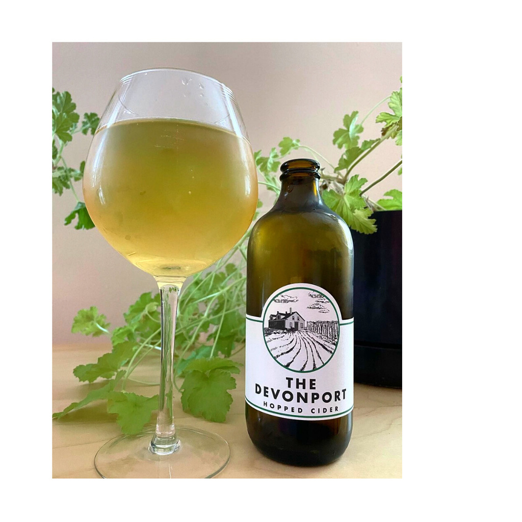 Out east today for #ciderofthenorth and another review and photo from <a href="/mishro4/">Mαηish Roγ</a> from <a href="/redislandcider/">Red Island Cider</a> in #PEI

"Saturday afternoon chill. The Devonport I found to be a perfectly balanced hopped cider. Not to hoppy nor not too light. Love the bottle"
.

.
.
#Cider #CraftCider #…