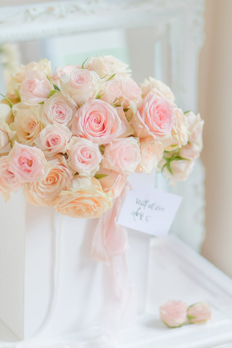leaf_magnolia's tweet photo. Pretty little gift bags filled with blooms #roses #floralgiftbag #luxuryroses #floralgift #mothersday #mlfloral #hertfordshireflorist https://t.co/40OvnCsC0g