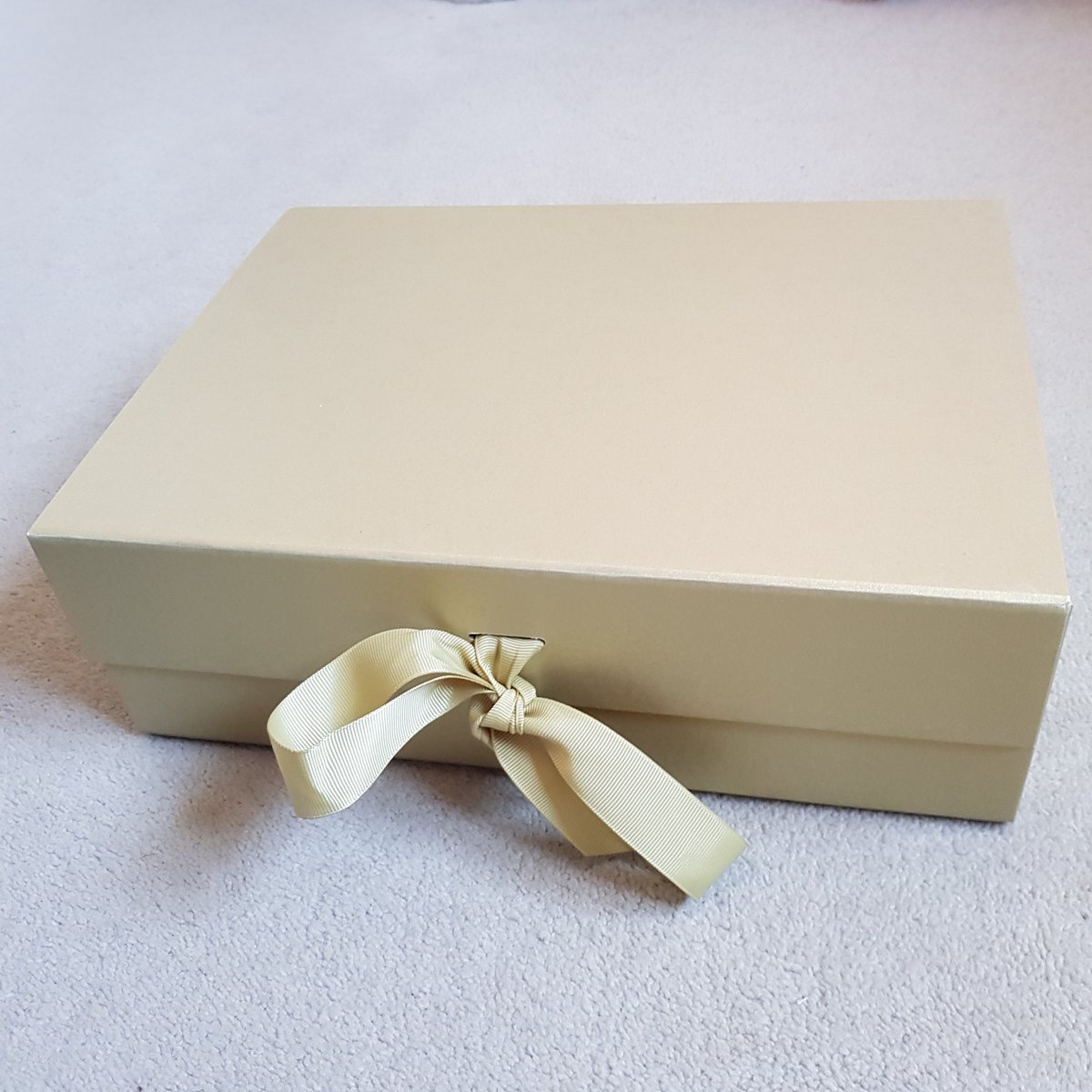 karendennise's tweet image. My thanks to @HarperCollinsUK @HarperFiction for my recent competition win - what a fabulous prize including a gorgeous hardback proof 

#ALadysGuidetoFortuneHunting by @SophieHIrwin (out on 12 May)
#LadysGuide