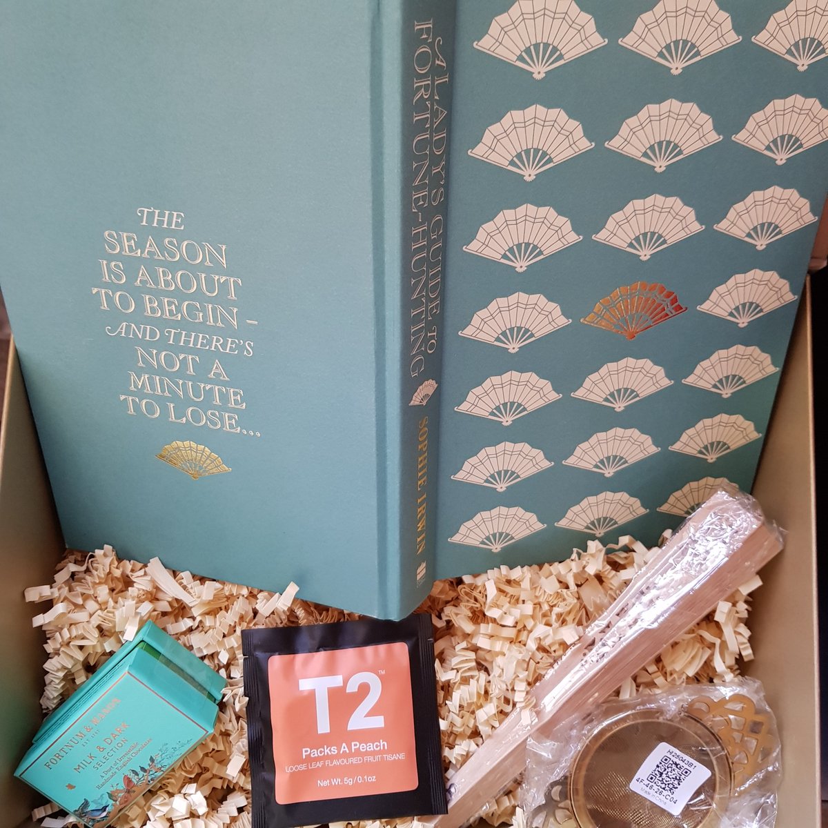 karendennise's tweet image. My thanks to @HarperCollinsUK @HarperFiction for my recent competition win - what a fabulous prize including a gorgeous hardback proof 

#ALadysGuidetoFortuneHunting by @SophieHIrwin (out on 12 May)
#LadysGuide