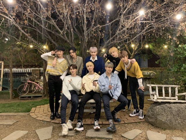 MarineTheFlower's tweet photo. HAPPY BIRTHBAY SKZ 🥳
Ça fait vraiment pas longtemps que je les stan, mais ils ont déjà pris une place très importante dans mon cœur. Ils sont devenus une source de réconfort, d'inspiration et une safe place. Ils ont surmontés tellement d'épreuves pour en arriver là, que ce soit- https://t.co/BnwwZvxQu4