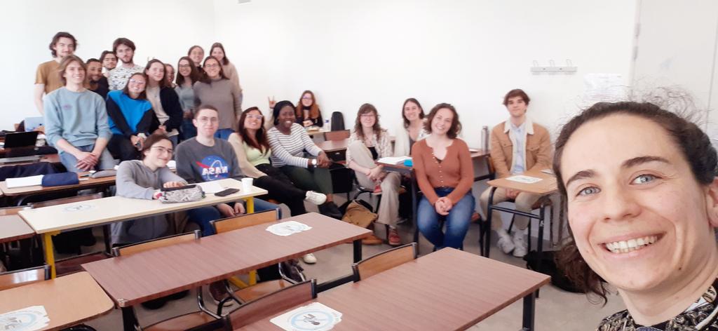 LauraAlvarez_F's tweet photo. I'm so lucky to have such a committed and participative group of students. Can't ask for more on my first year as #youngprofessor. The lectures on Brownian motion are done, now looking forward to their presentations @univbordeaux #softmatter #WomenInSTEM https://t.co/PHwPGBruCs