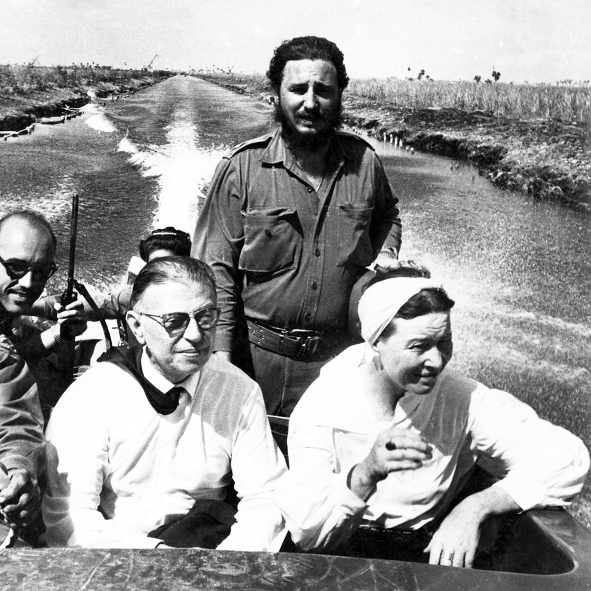 Simone de Beauvoir sitzt mit Sartre in einem Boot. Hinter ihnen steht Fidel Castro.
Abb.: Sartre und de Beauvoir mit Fidel Castro, Kuba 1960 © ullstein bild - Pictures from History