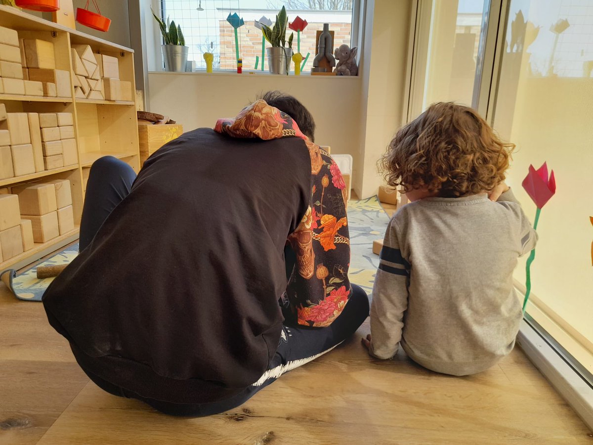 Kinderen van groep 1-2 kregen hun eigen voorleesmaatje uit groep 7-8. Voortaan elke week een keer samen genieten van een boek! Samen betrokken en verbonden op de PWA