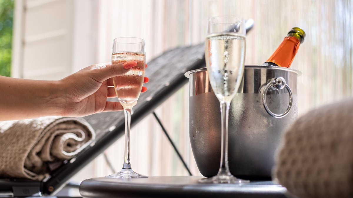 Make a break for it with our 𝑩𝒍𝒊𝒔𝒔𝒇𝒖𝒍 𝑹𝒆𝒕𝒓𝒆𝒂𝒕. 🧖‍♀️💕
 From £245 for two:
👙 Enjoy spa access from 2pm – 6pm
💆‍♀️ 25-minute treatment
🍴 3-course dinner
🛌 One night’s accommodation
🍳 Breakfast
Learn more: bit.ly/3LNaZJr

#EastGrinstead #SpaBreak #Spa