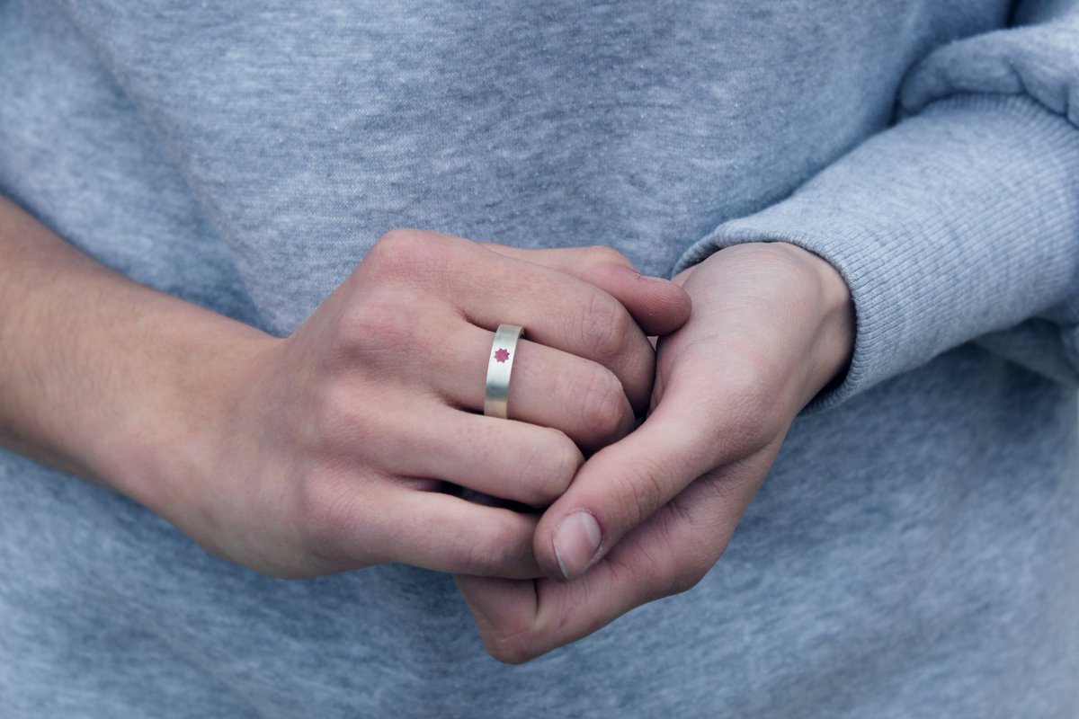 Mañana el grupo de 2° de GS Joyería presenta el proyecto UWARN finalista 2022 en <a href="/STARTinnovaDM/">STARTinnova DM</a> en que han trabajado mano a mano con <a href="/CantabriaLabsES/">Cantabria Labs Spain</a> en el diseño de un anillo que advierte del exceso de exposición al sol.☀️☀️