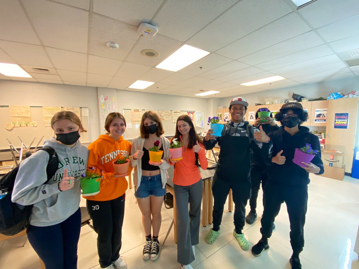 _Ms_Mason's tweet photo. #Planting 🌱 and #gardening 🪴are great activities for your #Mentalhealth. Thanks @blairprincipal @LNCarrillo3 for today! 💚 https://t.co/PZs5KcZV2p