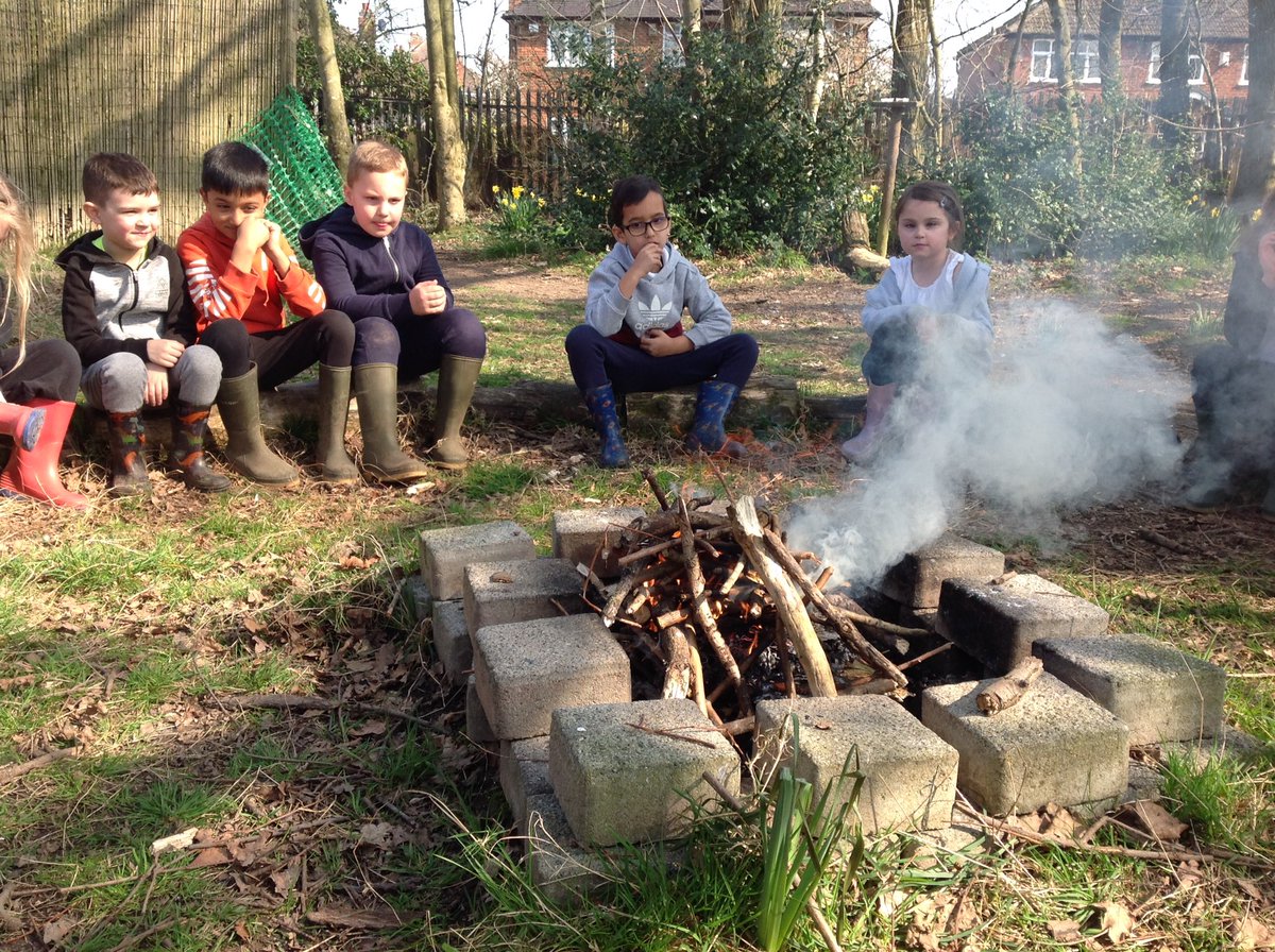 HollyfastSchool's tweet photo. 2N cooking up some Forest school tucker! #stickyfaces #stickyfingers #smokeyeyes https://t.co/YgsfZedZns