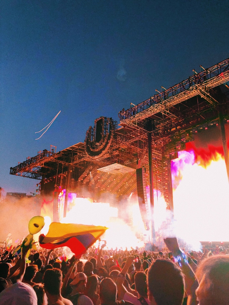 DistractionUM's tweet image. Outfits can really make a statement, and where better to make a statement than the iconic three-day-long, world renowned party that you’ve probably been hearing about for months? Ultra Music Festival is back on March 25!
words_valeria palladino photo_ Perry Avgerinos on unsplash