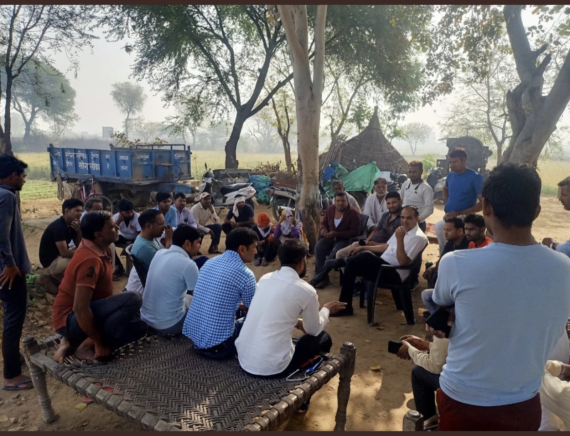 राजस्थान में दलितों और आदिवासियों पर अत्याचार रुकने का नाम नहीं .कल 14 साल की दलित नाबालिग छात्रा के साथ MIA थाने अलवर के अंतर्गत  कोचिंग में बंधक बनाकर सामुहिक दुष्कर्म किया गया .मौके पर BSP की टीम और Bamcef के जिला संयोजक
एडवोकेट रामजीवन बौद्ध पहुँच कर पीड़ित परिवार के साथ.⁦