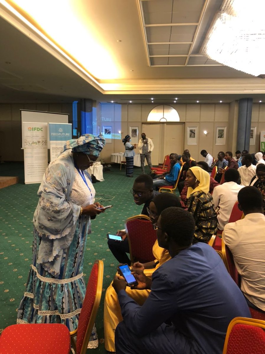 IFDCNWAF's tweet photo. #JPO IFDC Sénégal! Autonomisation des #femmes et inclusion des #jeunes. Dr. Mbene Dieye FAYE, chef du projet Dundël Suuf, interagissant avec des participants lors de la journée porte ouverte. Moment de prise de contacts et de mise en relation #resautage. @IFDCnews @OumouMCamara1 https://t.co/6IU7yJ0Z56