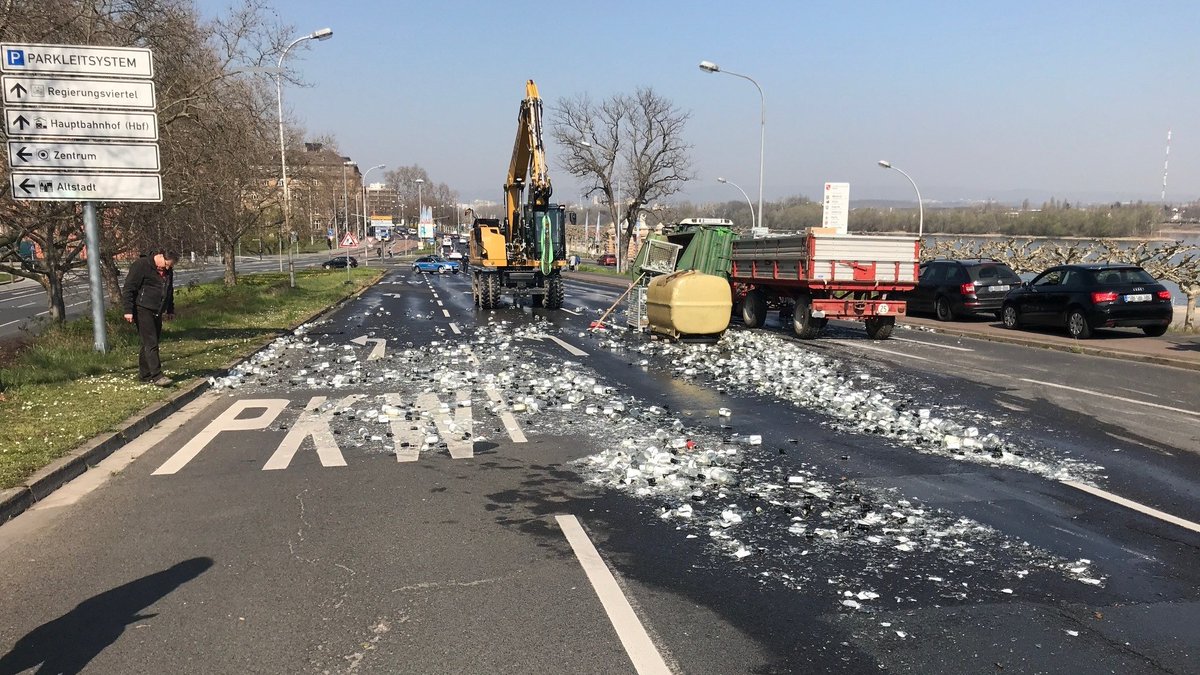 PolizeiMainz's tweet photo. ❗️Vollsperrung❗️
Auf der #TheodorHeussBrücke in #Mainz hat ein Traktor Glasflaschen verloren. Die Brücke ist am Kreisel Kastel in Richtung Mainz gesperrt. 

Bitte beachten und möglichst weiträumig umfahren. 
#WirSindEurePolizei https://t.co/Vimd5fSLA5
