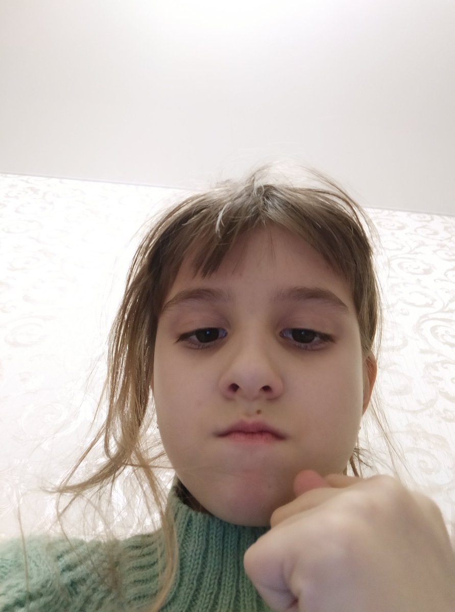 dyudyukaa's tweet photo. внимание ,на меня готовиться покушение....началось все с того ,что я сто лет назад съела конфету без сестры и...не подел��лась с ней ..видимо она увидела фантик и  ....сейчас я обнаружила фото с угрозой https://t.co/mY1Cacv06p