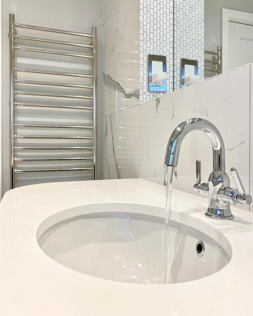 TheTapEndDesign's tweet photo. ✨ Basin area details ✨ 

This #MasterEnsuite has an under-mounted basin with composite worktop for ease of cleaning, a swivel tap so you can move it out of the way to wash your face easily, recessed mirror that provides a shelf for bottles etc and toothbrush charger/holder ✨ https://t.co/FXeP4CIsZw