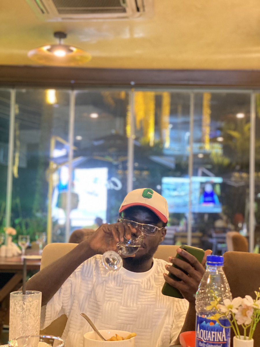 Whaleswavy's tweet photo. Can i be your best friend ?
#RunOsinbajoRun #FireBoy #EndTbinLagos https://t.co/AQln2KVQt9