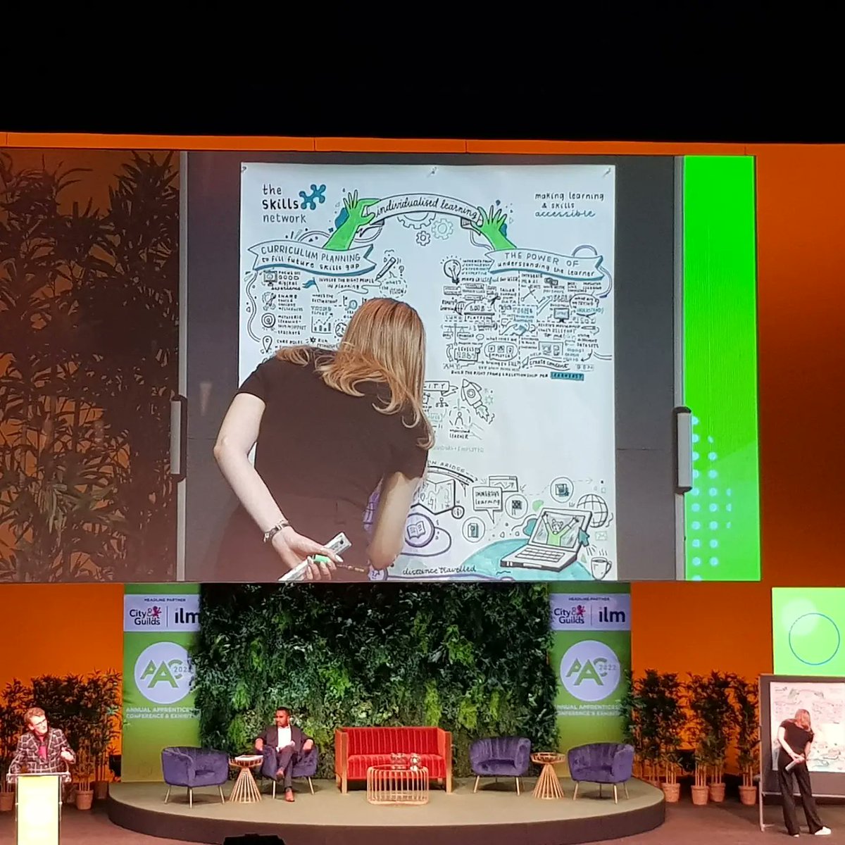 We are big screen vibes with <a href="/SkillsNetworkUK/">The Skills Network</a> at the ACC expo📸✏️

Live Scribing on stage! 

#birmingham #event