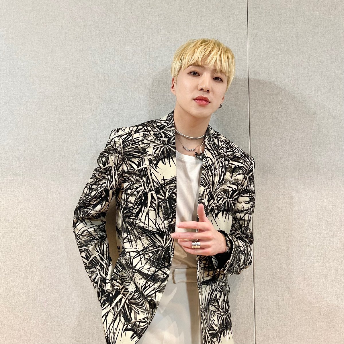 official_yoon_'s tweet photo. 오늘 엠카 함께해준 인서들 고맙습니다!!💙 사진 찍어주신 #하이라이트 형님들도 감사합니다 헤헤😉 https://t.co/fwNkDdg44O